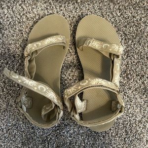 Teva women’s size 8. Very good condition. Only worn a couple of times.